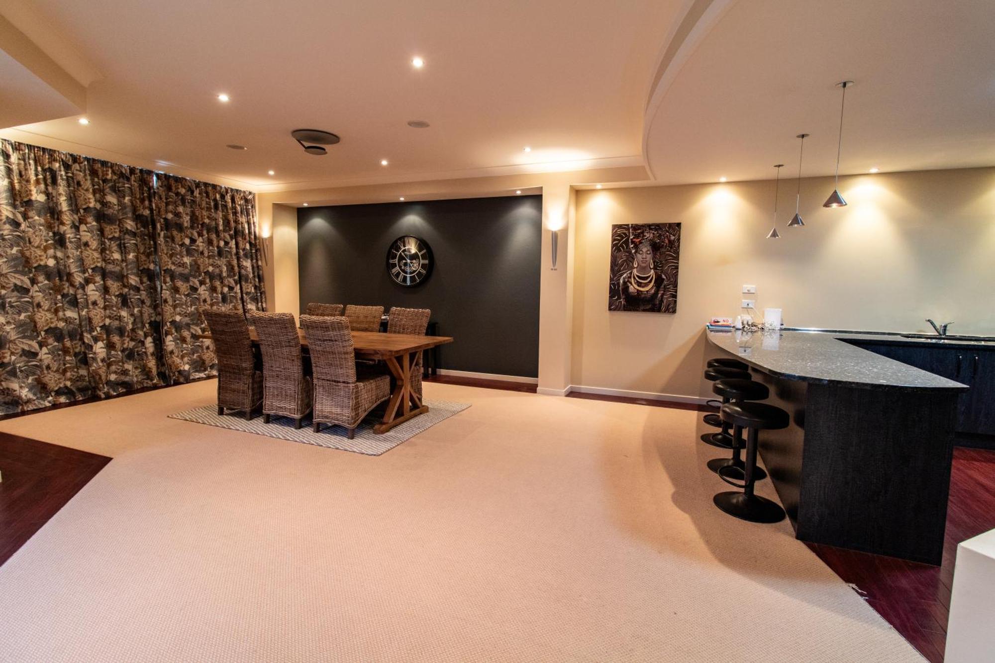 Large Luxury Apartment Located Right In Town Tauposee Exterior foto